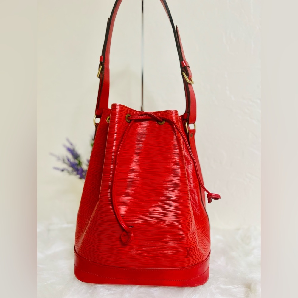 Louis Vuitton Epi Noe GM Bucket Bag in Red